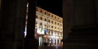 Palazzo Chigi visto dai portici della piazza