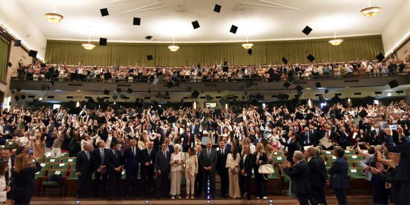 Laureati della Sapienza lanciano il tocco in Aula magna