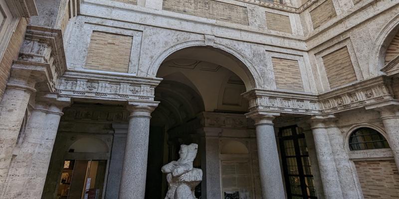 Foto dell'interno del Museo Barracco